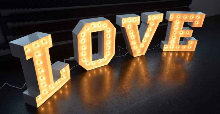 Napis LOVE z liter z żarówkami LED 