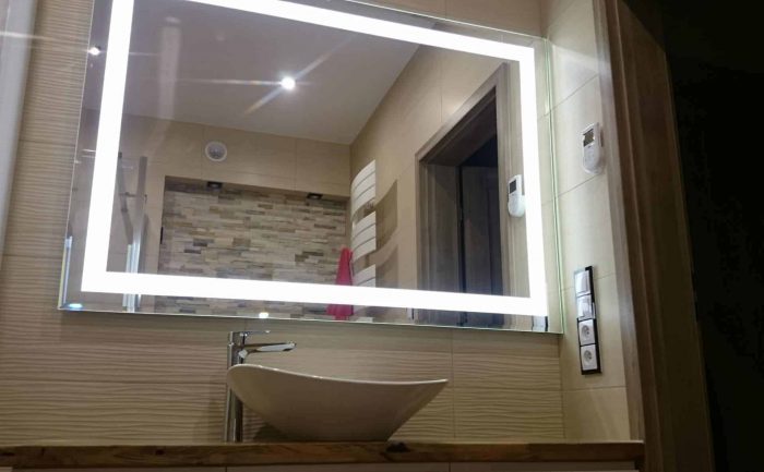 Lustro LED do łazienki- na co zwrócić uwagę?